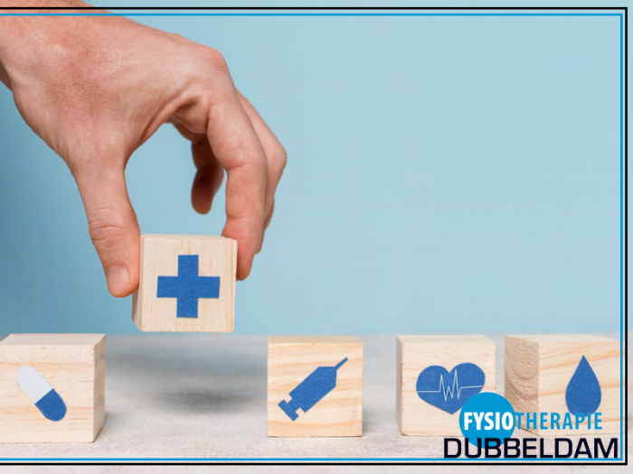 Hand werkt aan verzekering 2025 door middel van dobbelstenen in de zorg