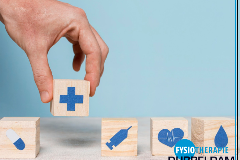 Hand werkt aan verzekering 2025 door middel van dobbelstenen in de zorg