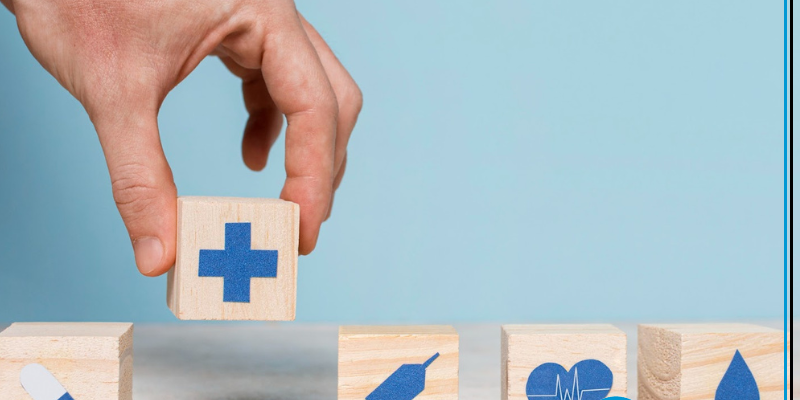 Hand werkt aan verzekering 2025 door middel van dobbelstenen in de zorg