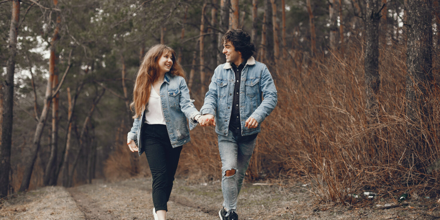Man en vrouw lopen in het bos, ze zijn begonnen aan hun goede voornemens