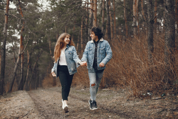 Goede voornemens Man en vrouw lopen in het bos, ze zijn begonnen aan hun goede voornemens