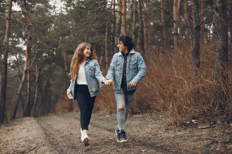 Man en vrouw lopen in het bos, ze zijn begonnen aan hun goede voornemens