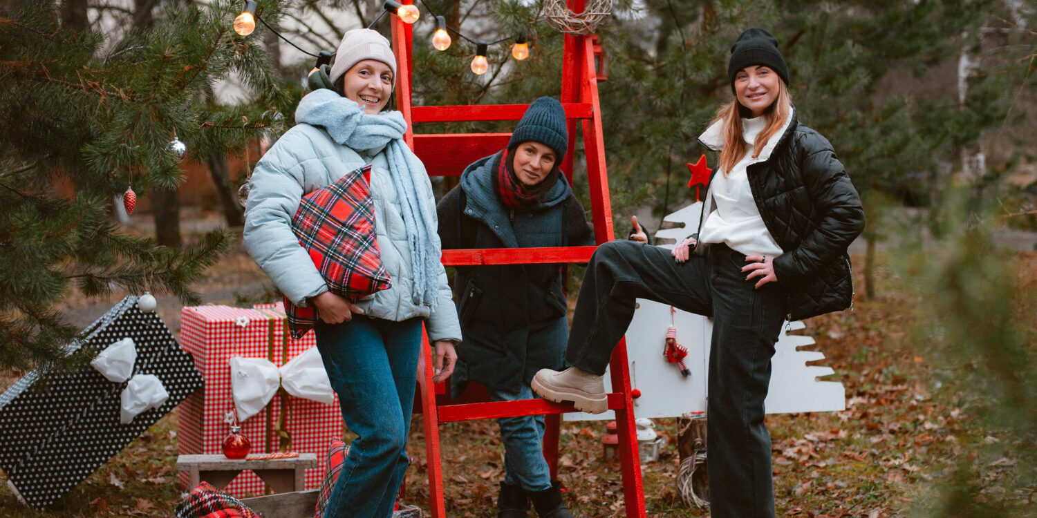 3 mensen in het bos op een trappetje, ze moeten uitkijken dat ze geen verrekte spier krijgen.