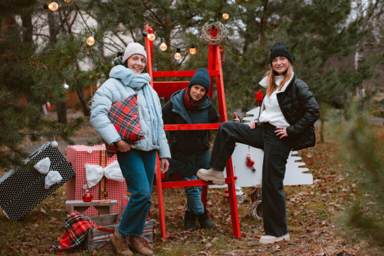 3 mensen in het bos op een trappetje, ze moeten uitkijken dat ze geen verrekte spier krijgen.