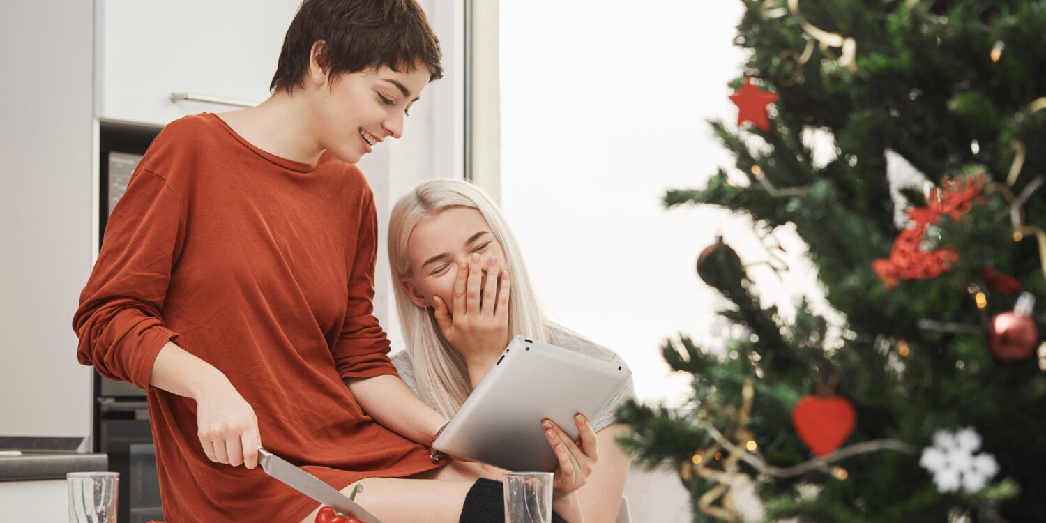 2 vrouwen zijn bezig met koken, één van hun gezonde kerstcadeaus.