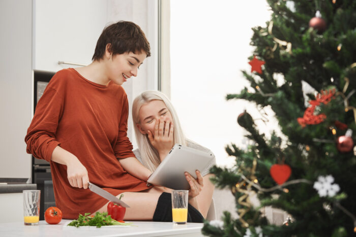 Gezonde kerstcadeaus 2 vrouwen zijn bezig met koken, één van hun gezonde kerstcadeaus.