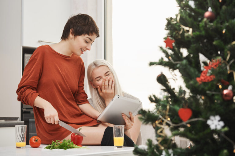 2 vrouwen zijn bezig met koken, één van hun gezonde kerstcadeaus.