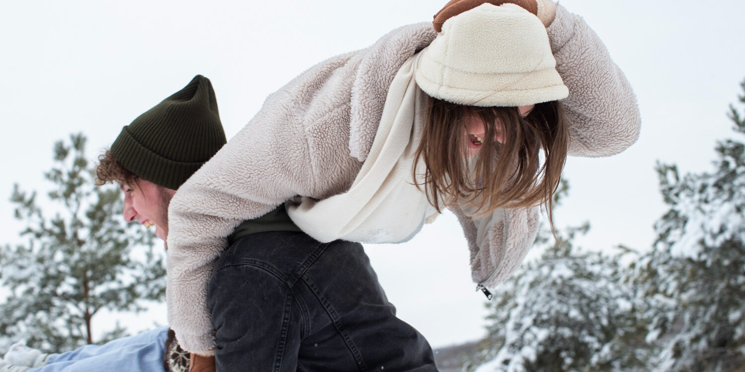 Meisje en jongen vermeiden Herfst- en wintermoeheid