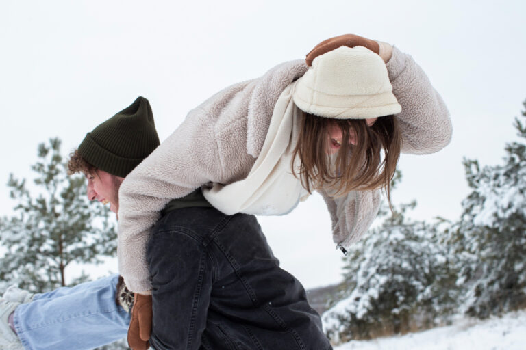 Meisje en jongen vermeiden Herfst- en wintermoeheid