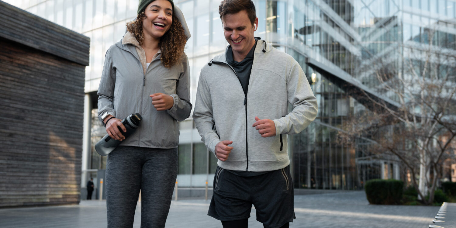 Twee jonge mensen zijn buiten aan het joggen en werken aan hun mentale gezondheid
