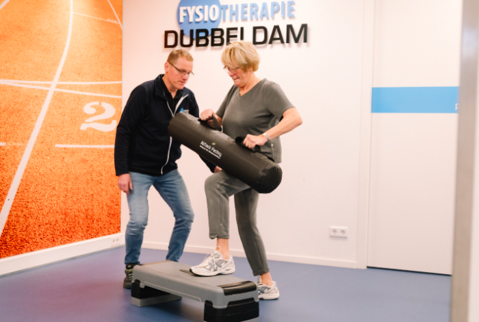 mevrouw doet oefening voor sterke benen