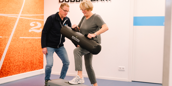 mevrouw doet oefening voor sterke benen