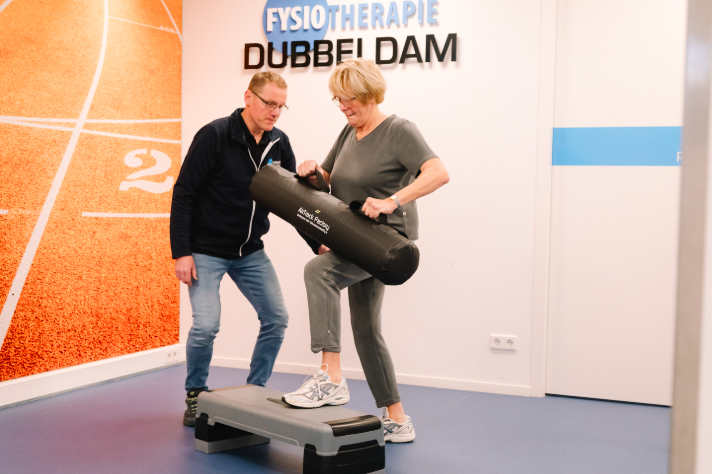 mevrouw doet oefening voor sterke benen