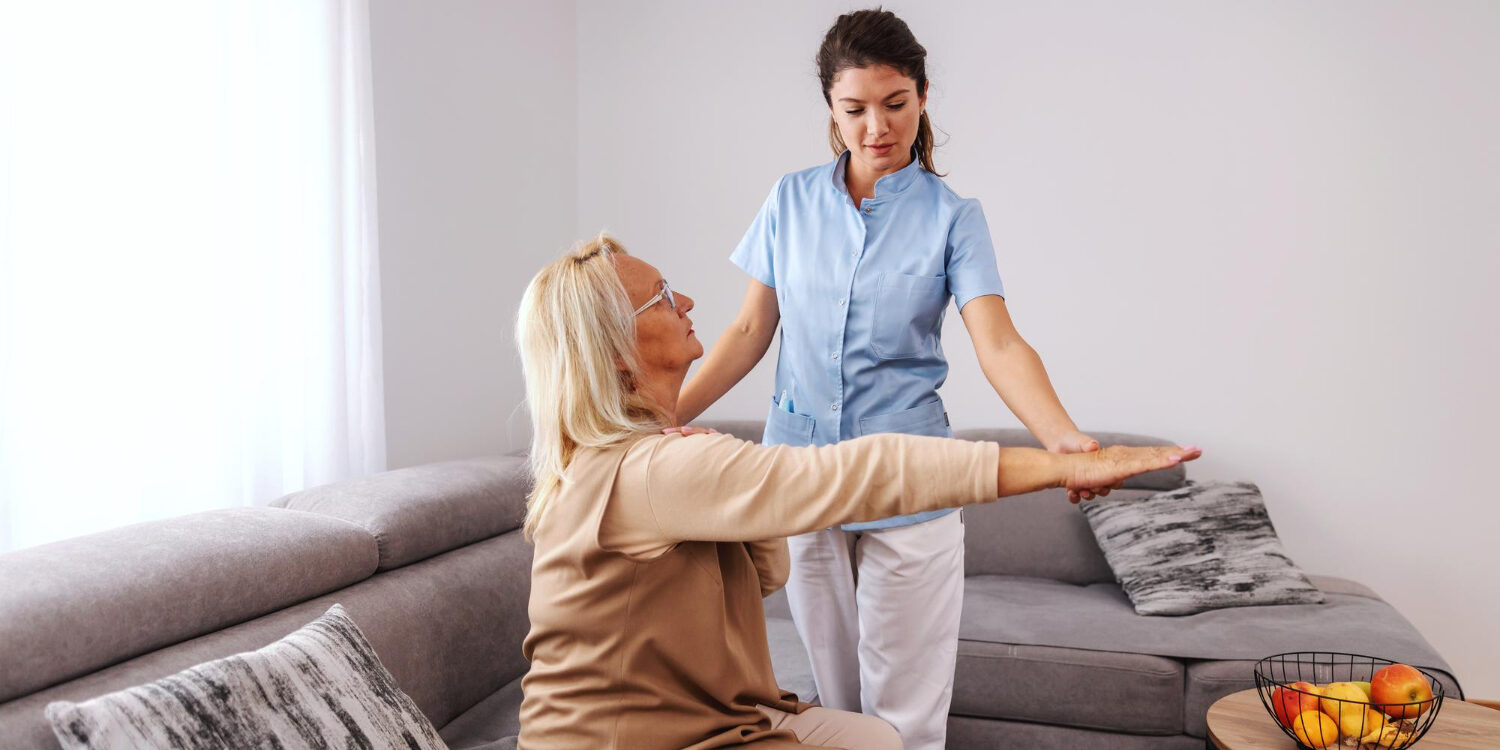 Een oudere vrouw wordt geholpen door bewegingen met artrose.