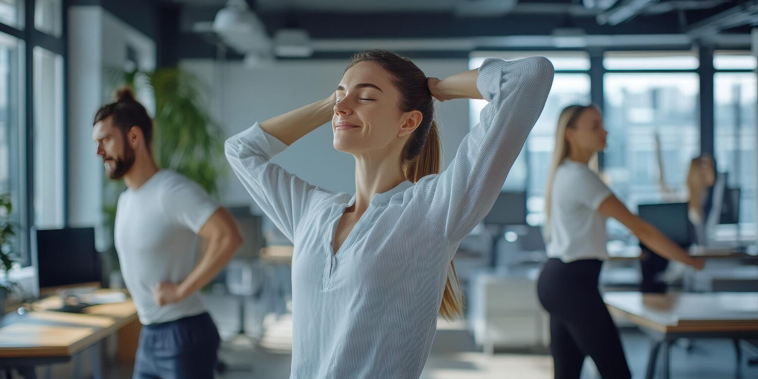Een vrouw doet oefeningen op werk om nek- en schouderklachten te voorkomen.