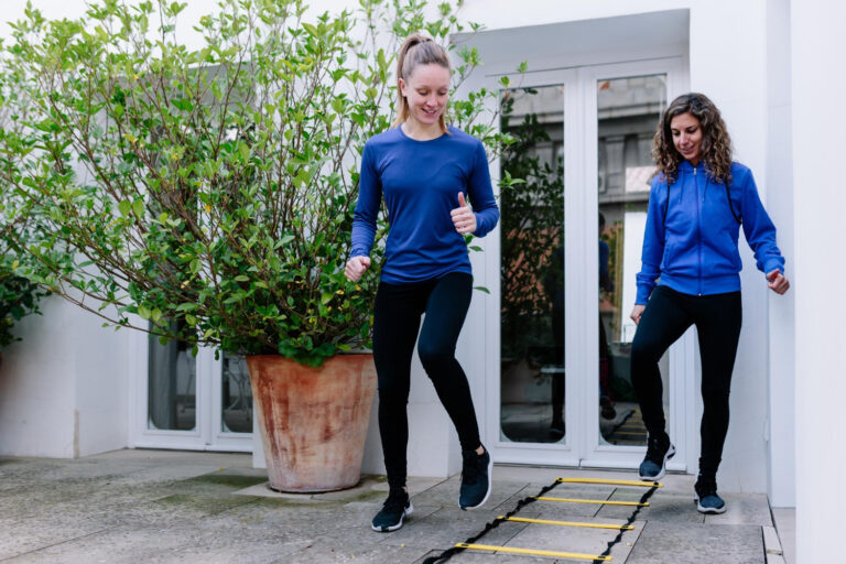 Twee vrouwen doen een spel in hun achtertuin, hierdoor worden ze fitter door kleine keuzes.