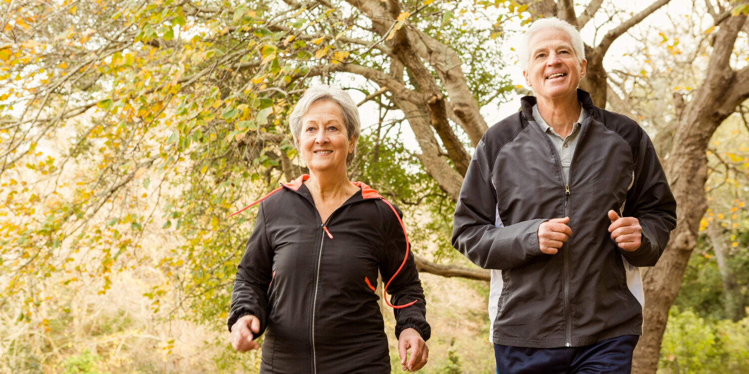 Twee oude mensen die samen bewegen met diabetes.