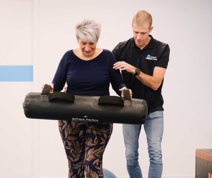 herstel na het sporten Vrouw is aan het sporten en moet daarna herstellen.