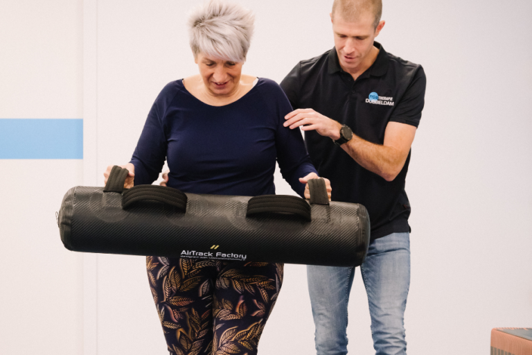 Vrouw is aan het sporten en moet daarna herstellen.