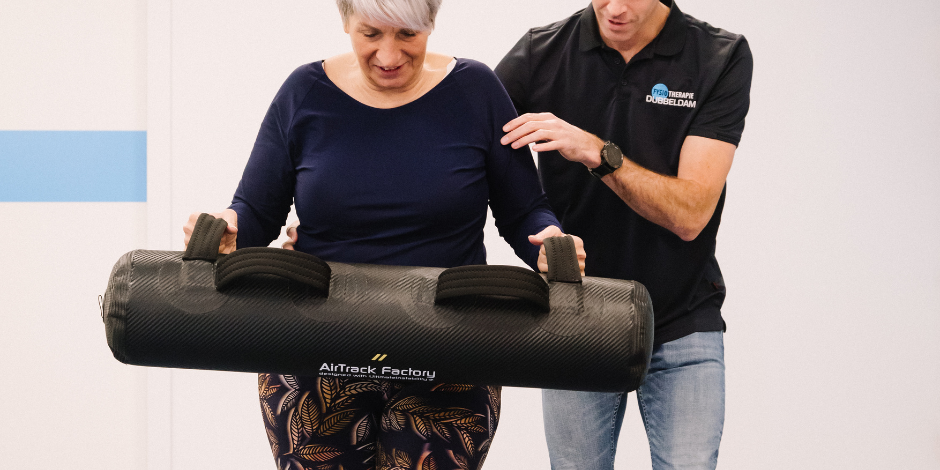 herstel na het sporten Vrouw is aan het sporten en moet daarna herstellen.