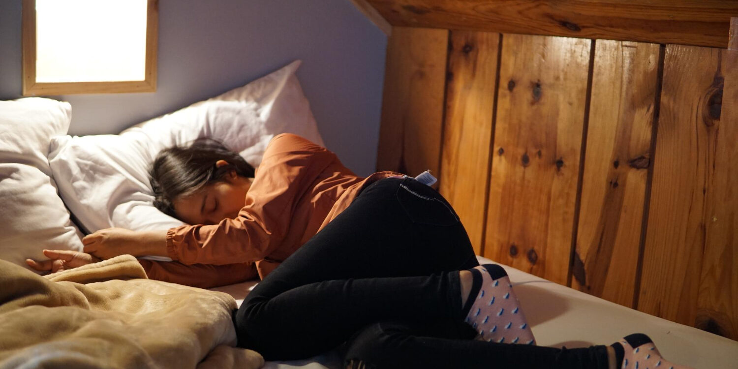 Vrouw slaapt en doet aan spierherstel.