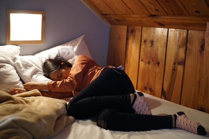 Vrouw slaapt en doet aan spierherstel.