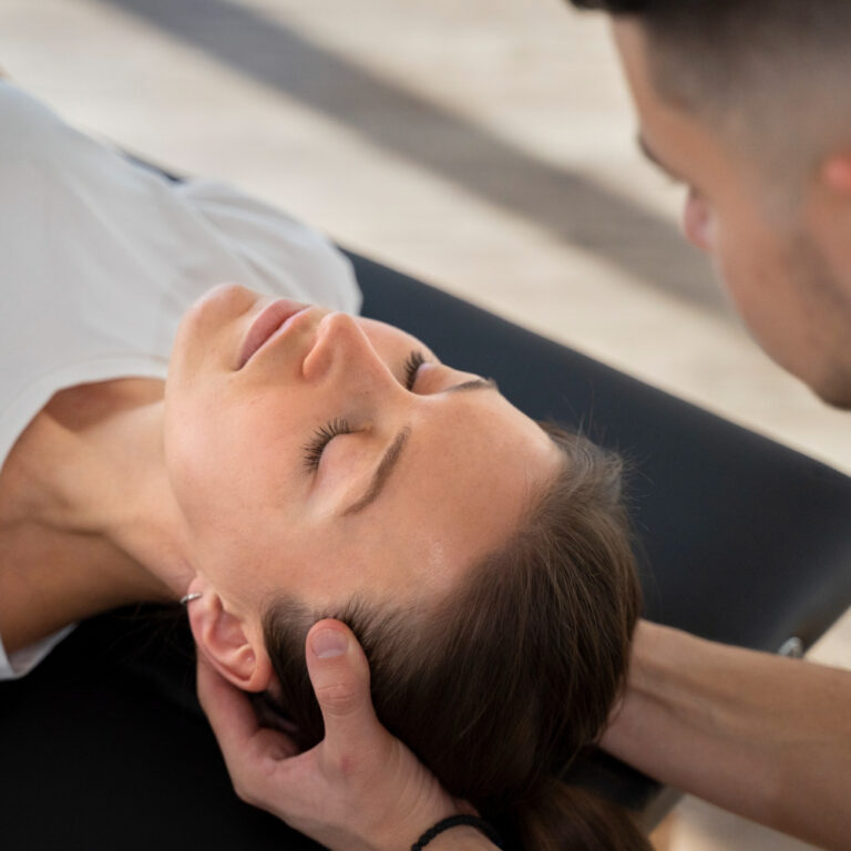 Fysiotherapie bij Hoofdpijn in Papendrecht Vrouwelijke patiënt krijgt een behandeling fysiotherapie bij hoofdpijn in Papendrecht van een fysiotherapeut op de behandelbank.