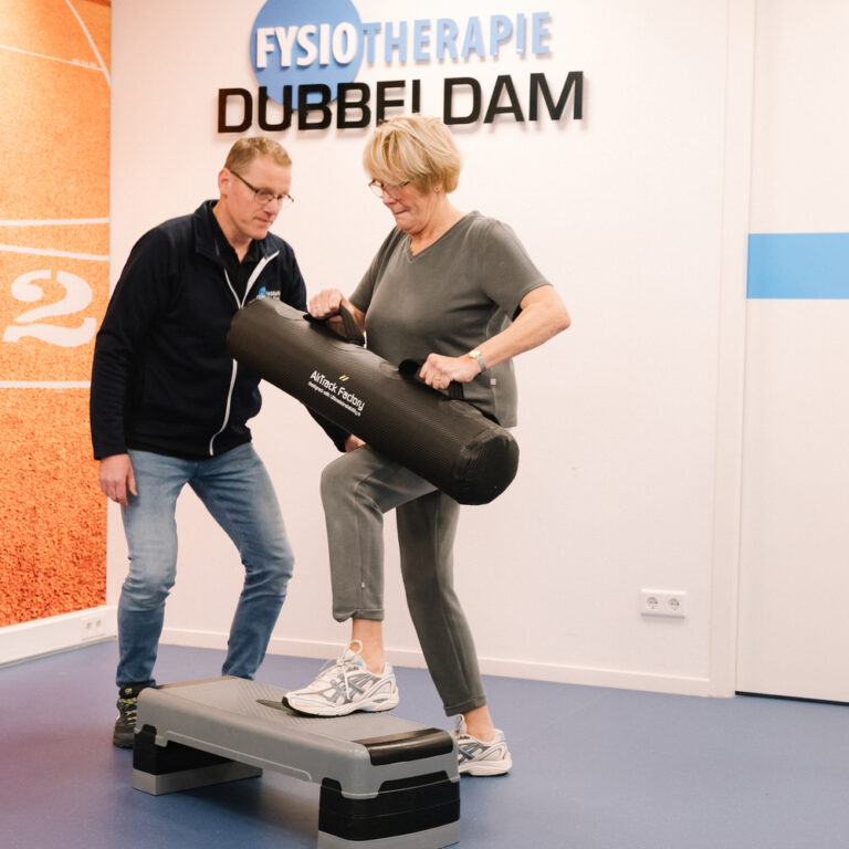 4f71ad17-c85c-47dd-ae56-e35e84ac1601 Mevrouw die een oefening aan het doen is met een object voor goede voornemens in 2026