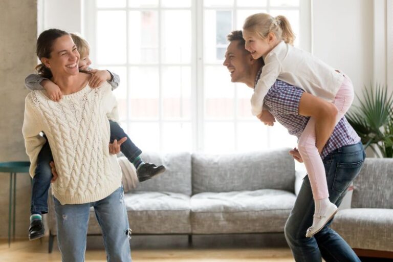 Man en vrouw hebben kind op rug en moeten oppassen voor spit.
