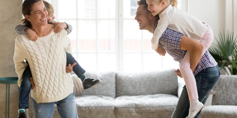 spit Man en vrouw hebben kind op rug en moeten oppassen voor spit.