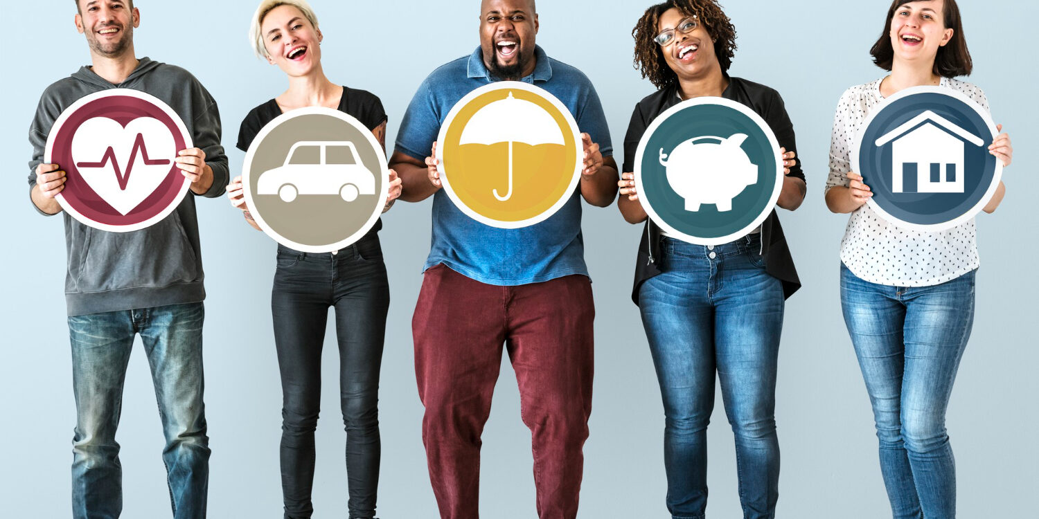 Zorgverzekering 2026 Mensen houden verschillende iconen vast die te maken hebben met Zorgverzekering 2026.