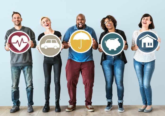 Zorgverzekering 2026 Mensen houden verschillende iconen vast die te maken hebben met Zorgverzekering 2026.