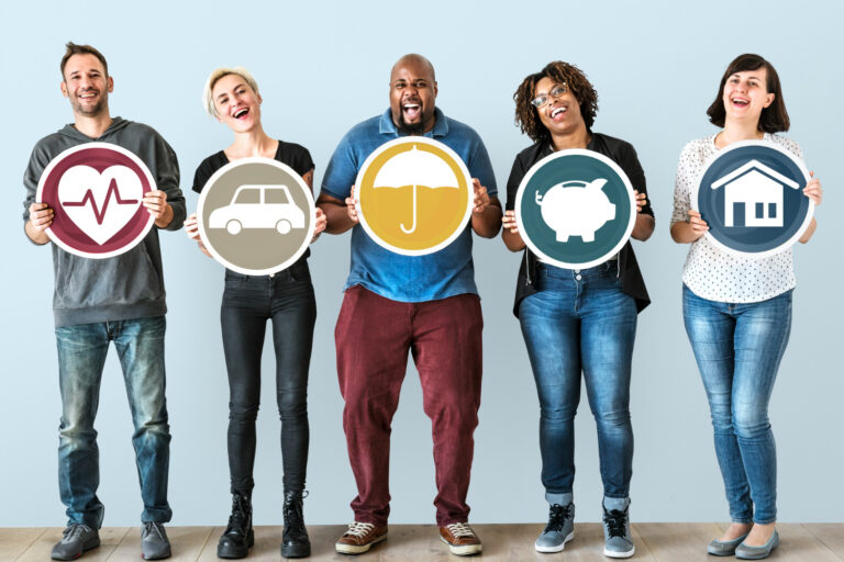 Mensen houden verschillende iconen vast die te maken hebben met Zorgverzekering 2026.