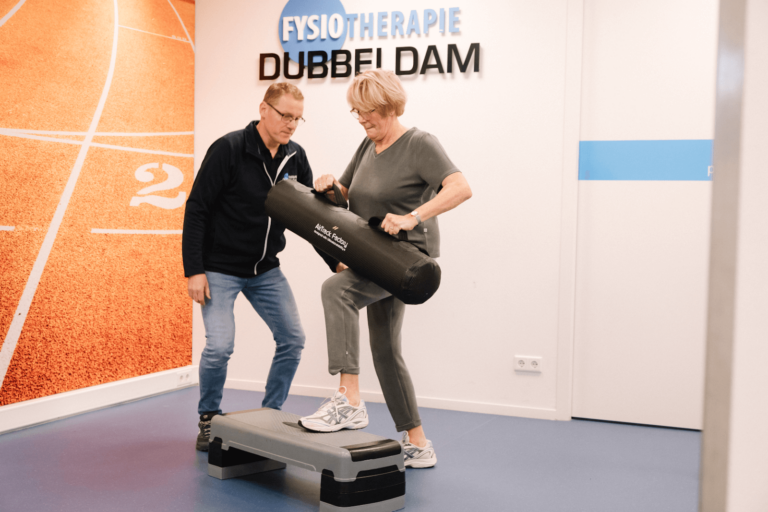 Fysiotherapeut helpt vrouw met sporten voor een positievere mindset.