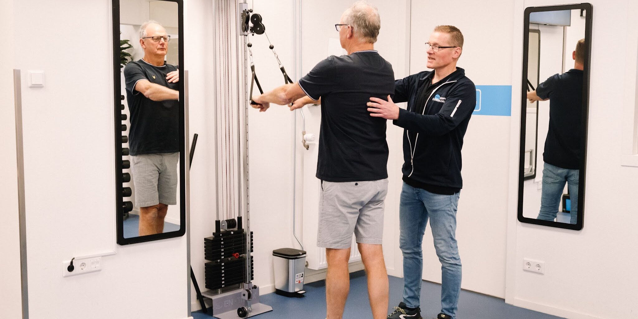 blessures in de sportschool Man voorkomt blessures in de sportschool onder begeleiding van de fysiotherapeut in de oefenzaal.